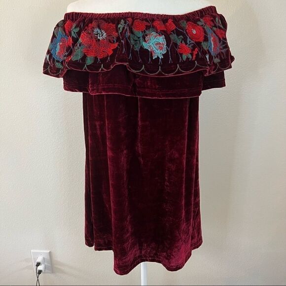 NWT Umgee dress burgundy velvet embroidered flowers off-shoulder size medium - Picture 1 of 8